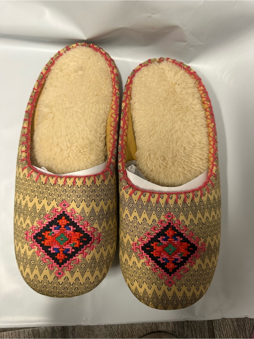 Dearfoams Women's Cozy Embroidered Slip-On Slippers in Yellow New With Tags Size